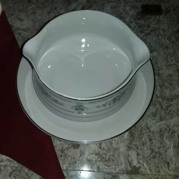 Wade Ellington Gravy Boat - Picture 4 of 4